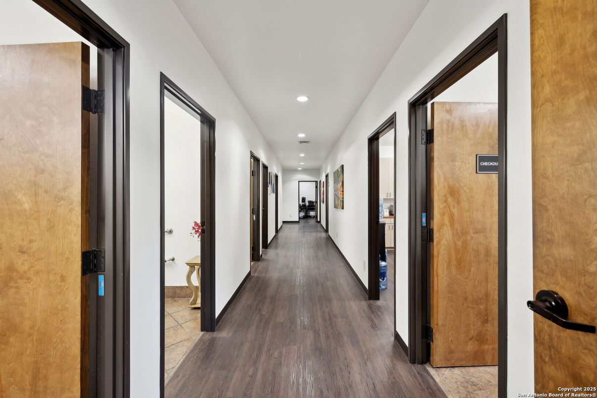 Interior, Recessed Lighting, Wood Texture Flooring