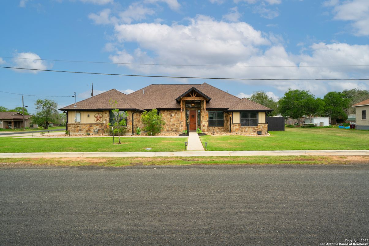 Exterior, Facade, Ranch