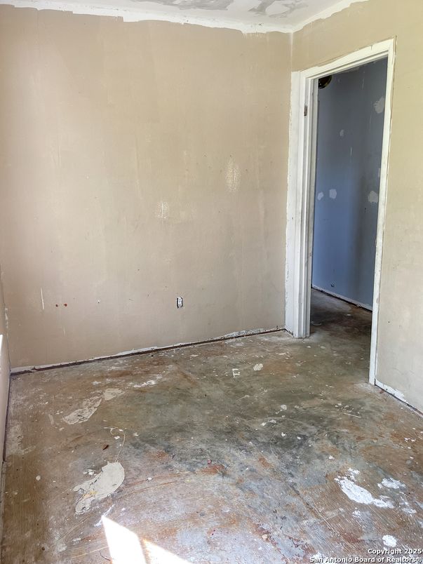 Empty room, Interior
