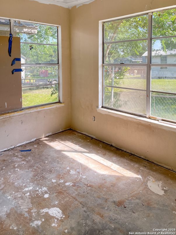 Empty room, Interior