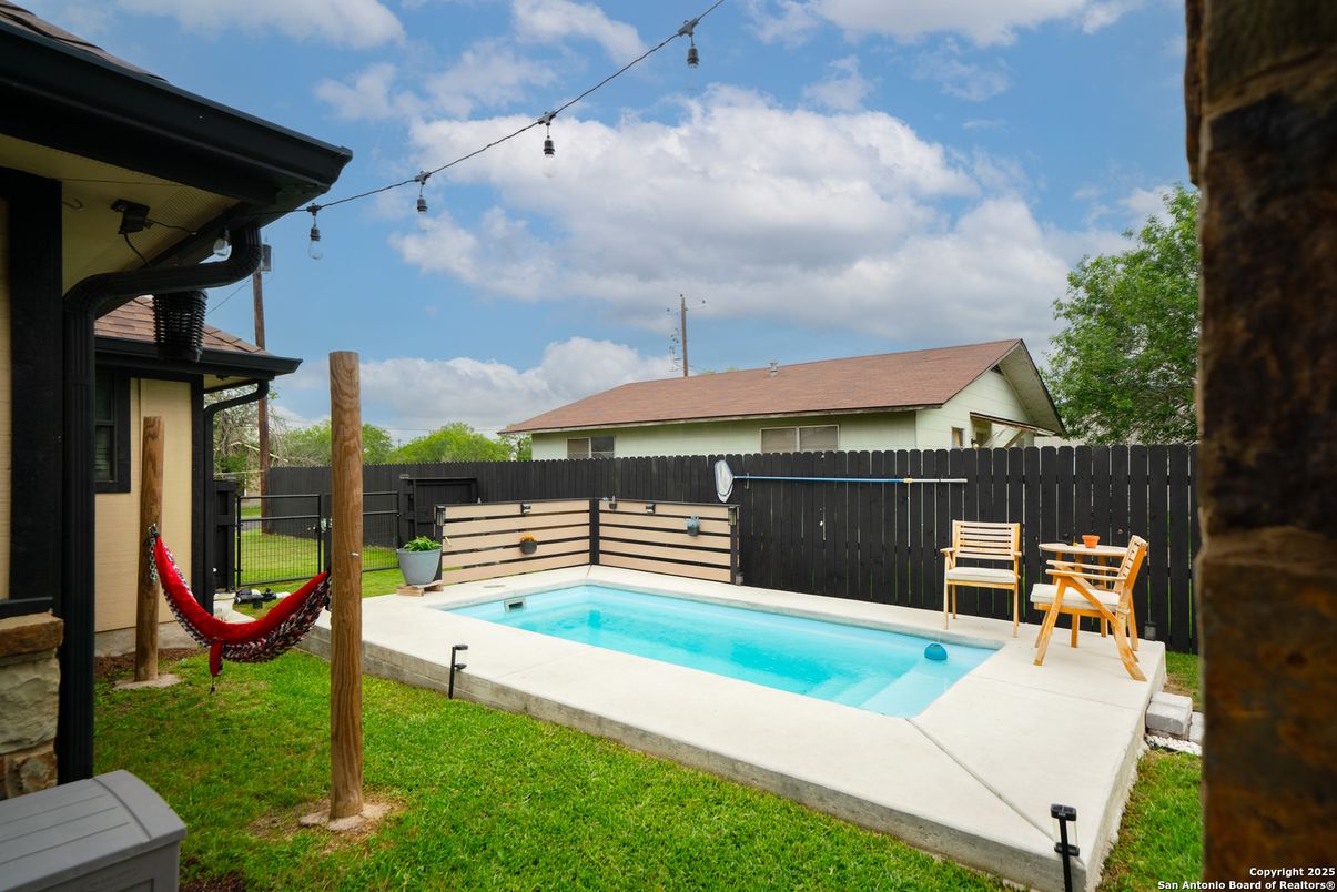 Exterior, Pool