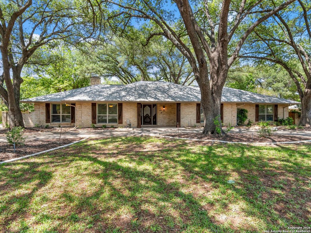 Exterior, Facade, Ranch