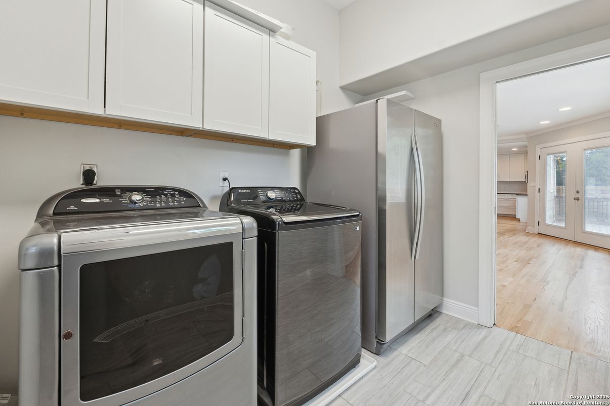 Interior, Recessed Lighting, Washer, Wood Texture Flooring