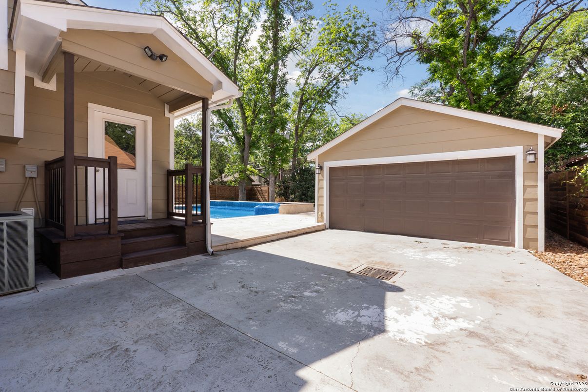 Detached Garage, Exterior