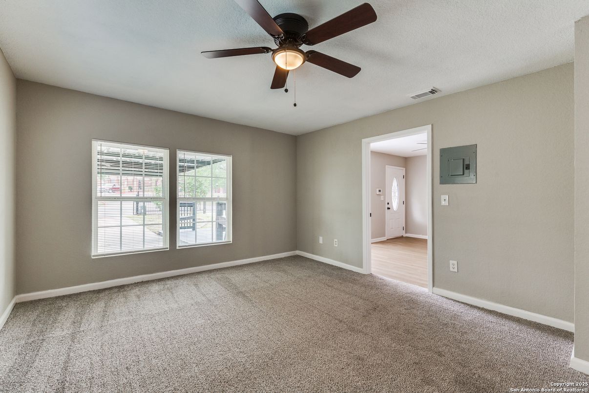 Empty room, Interior