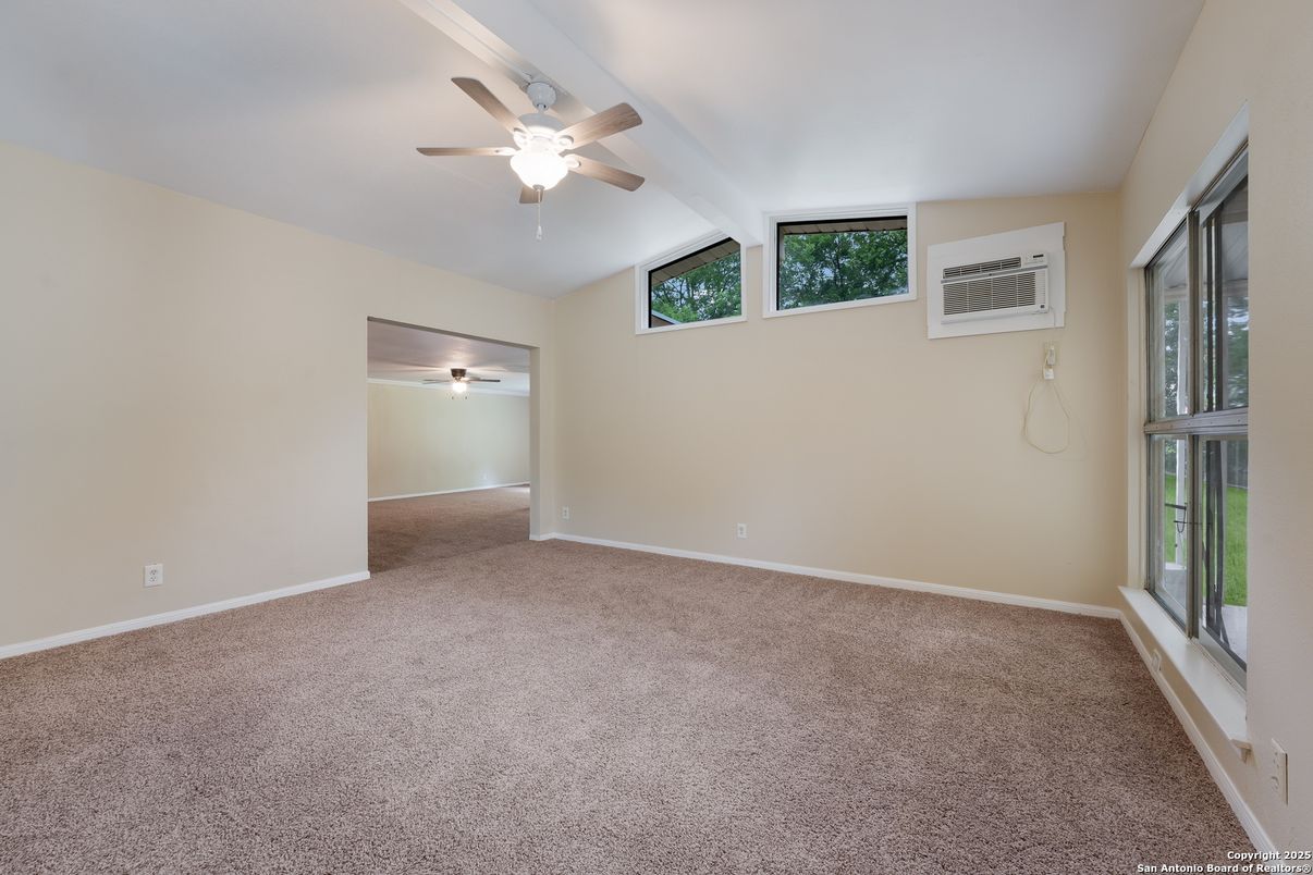 Empty room, Interior