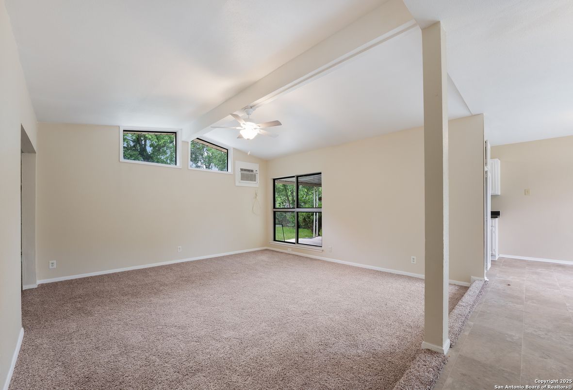 Empty room, Interior