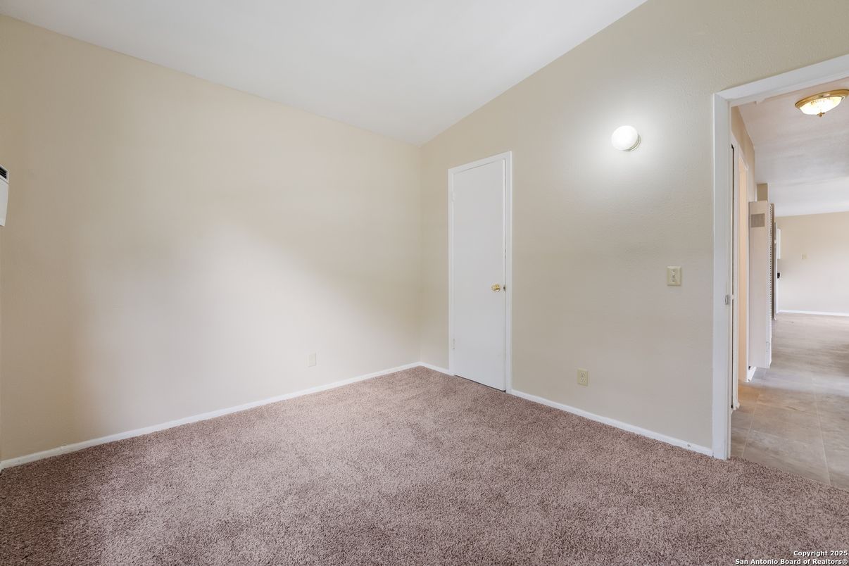 Empty room, Interior