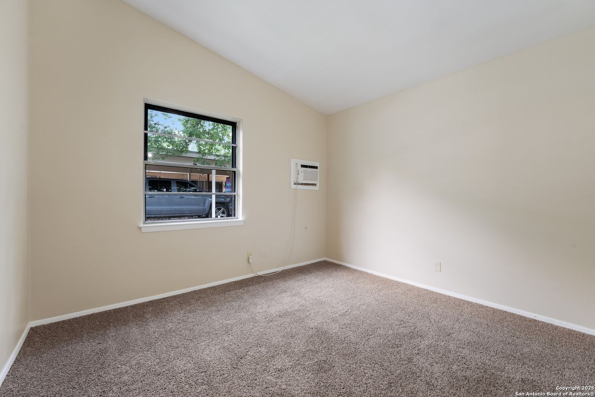 Empty room, Interior