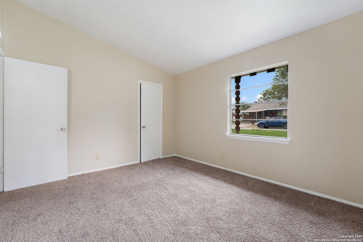 Empty room, Interior