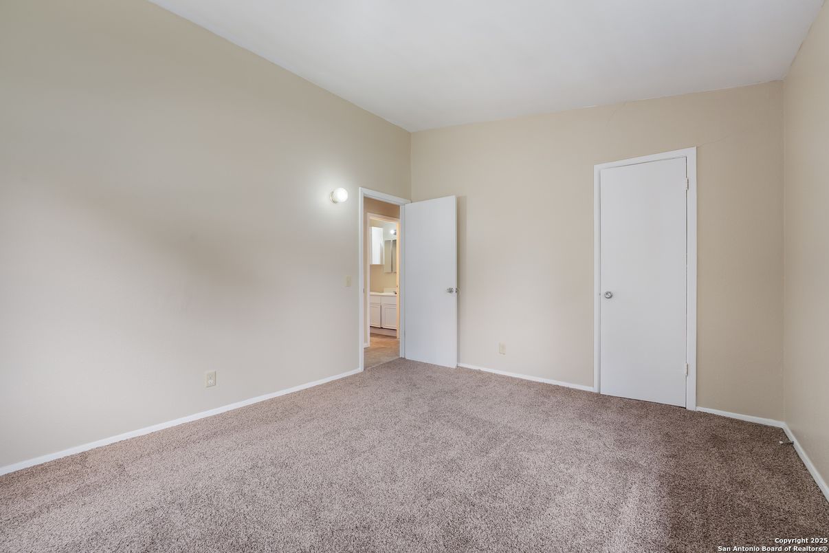 Empty room, Interior