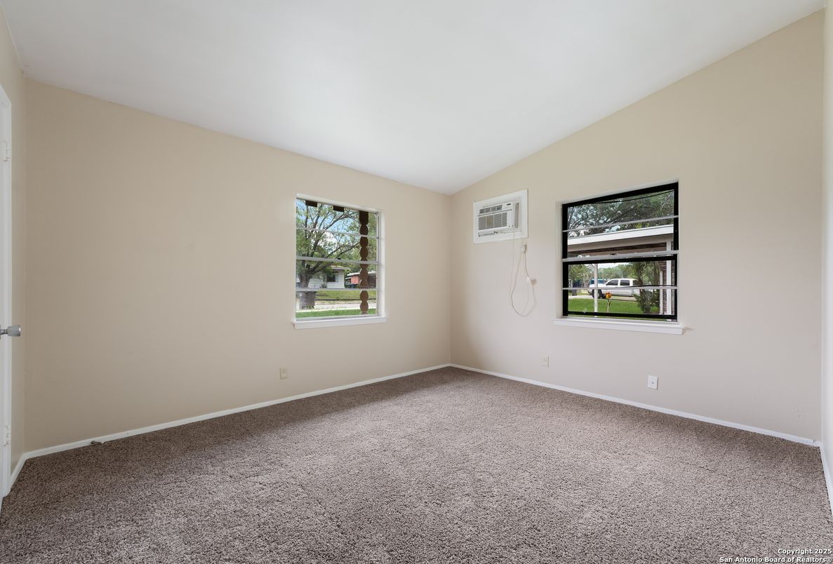 Empty room, Interior
