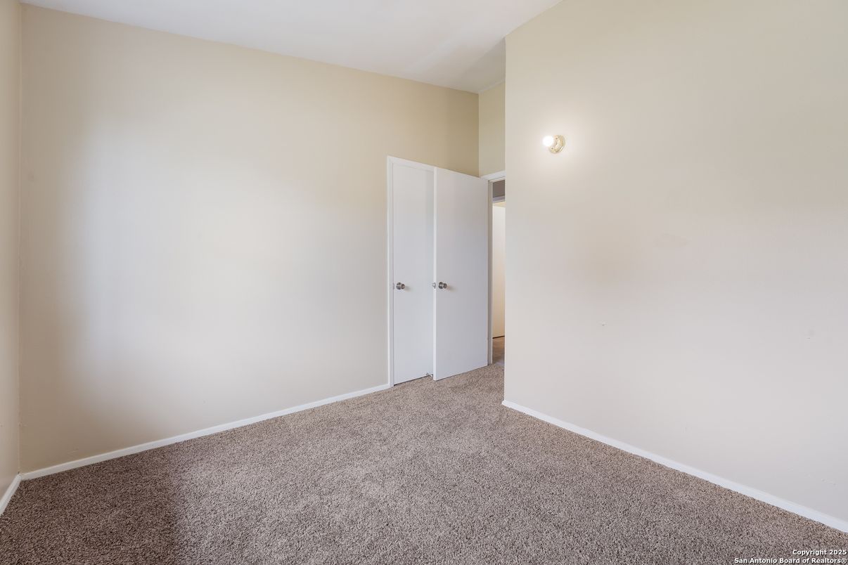 Empty room, Interior