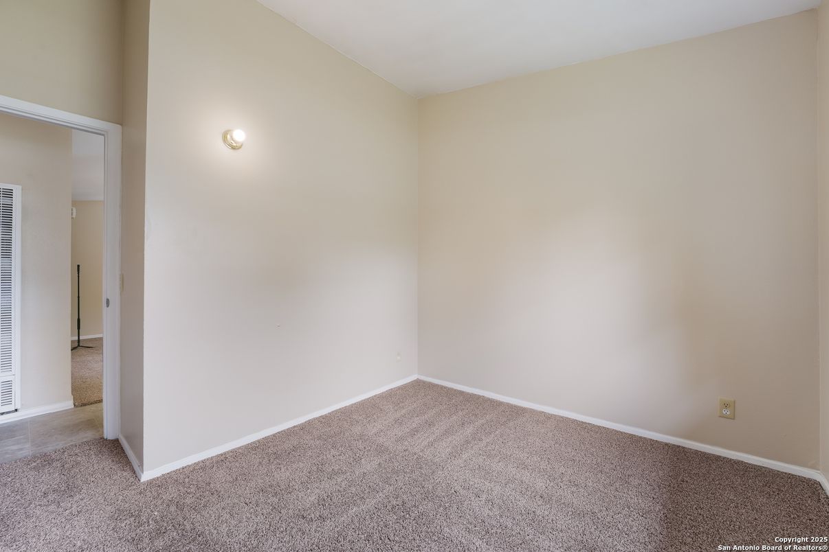 Empty room, Interior