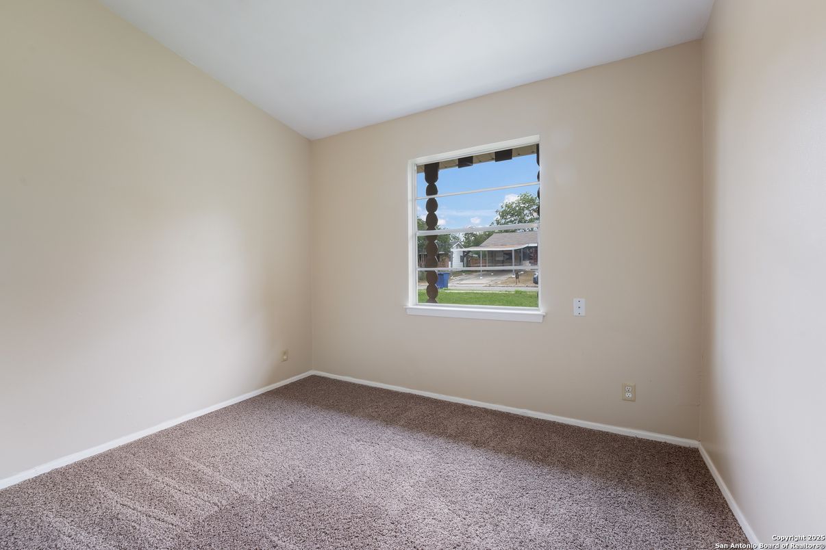 Empty room, Interior