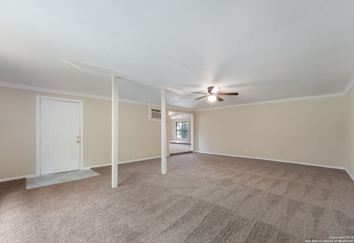 Empty room, Interior