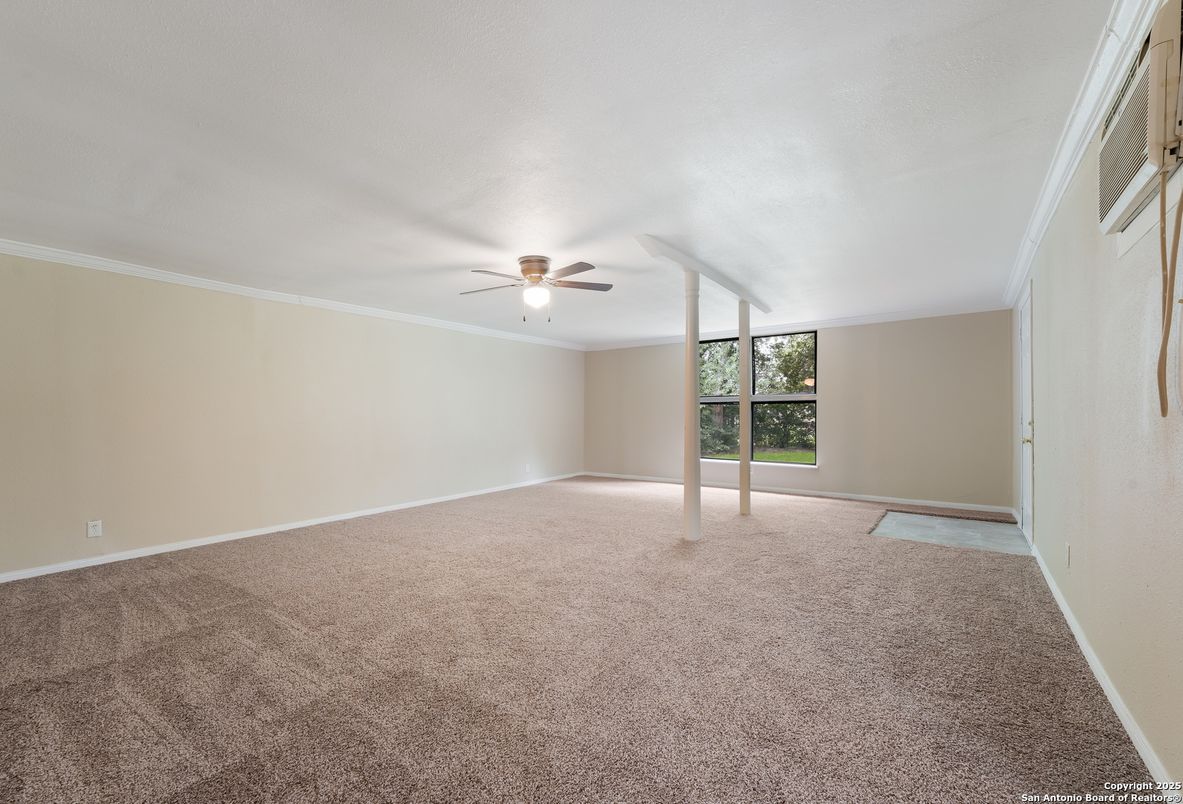 Empty room, Interior