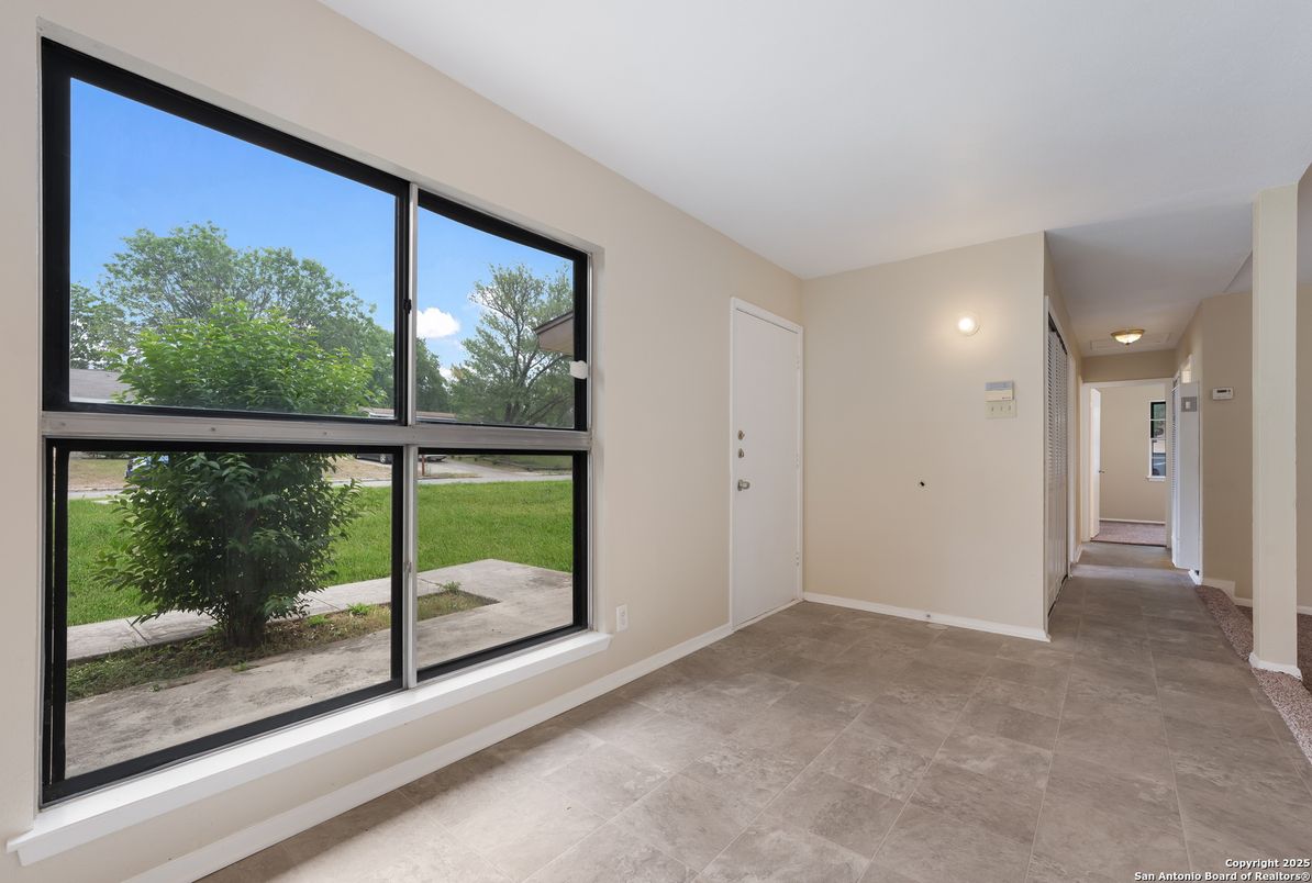 Empty room, Interior