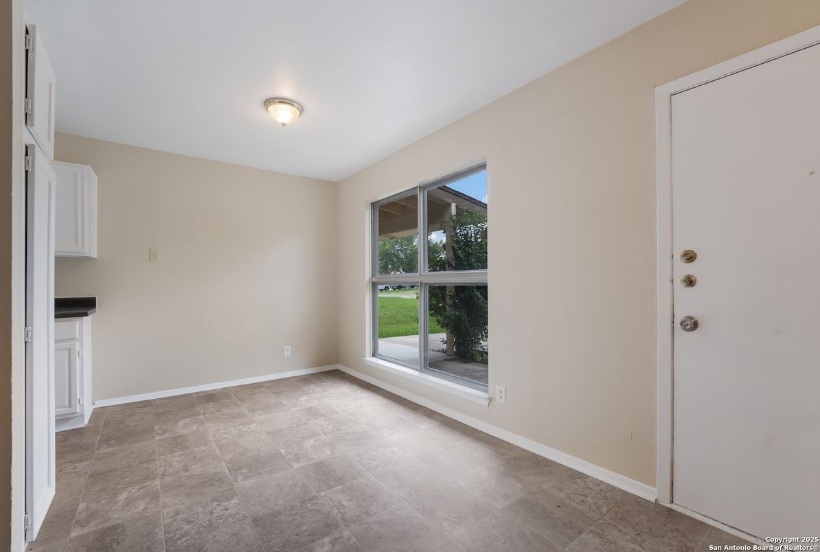 Empty room, Interior