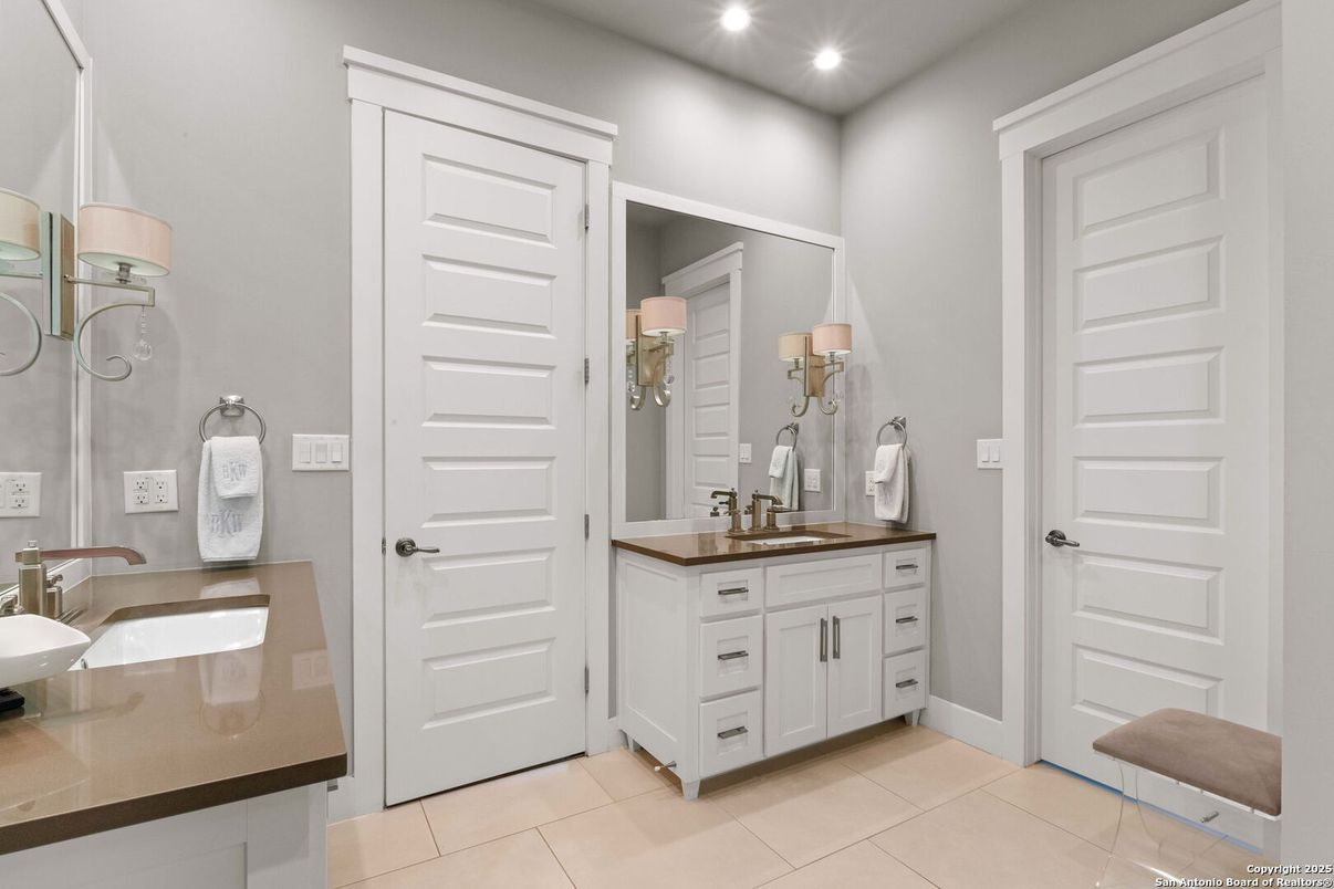 Bathroom, Dual Sink Vanities, Interior, Recessed Lighting