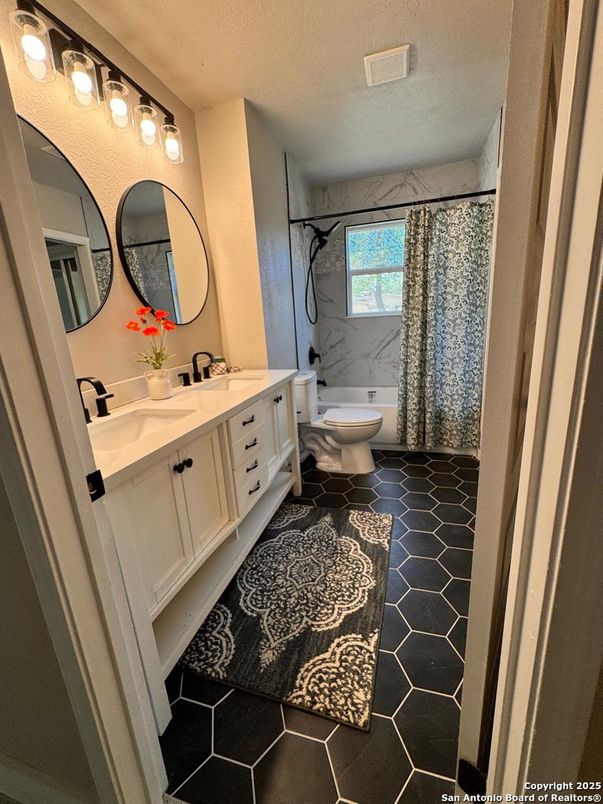 Bathroom, Dual Sink Vanities, Interior