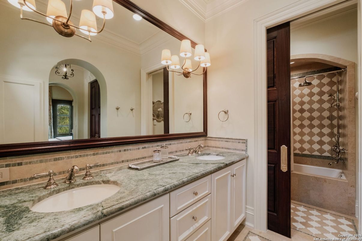 Bathroom, Dual Sink Vanities, Interior, Recessed Lighting