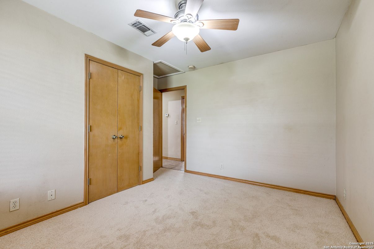 Empty room, Interior