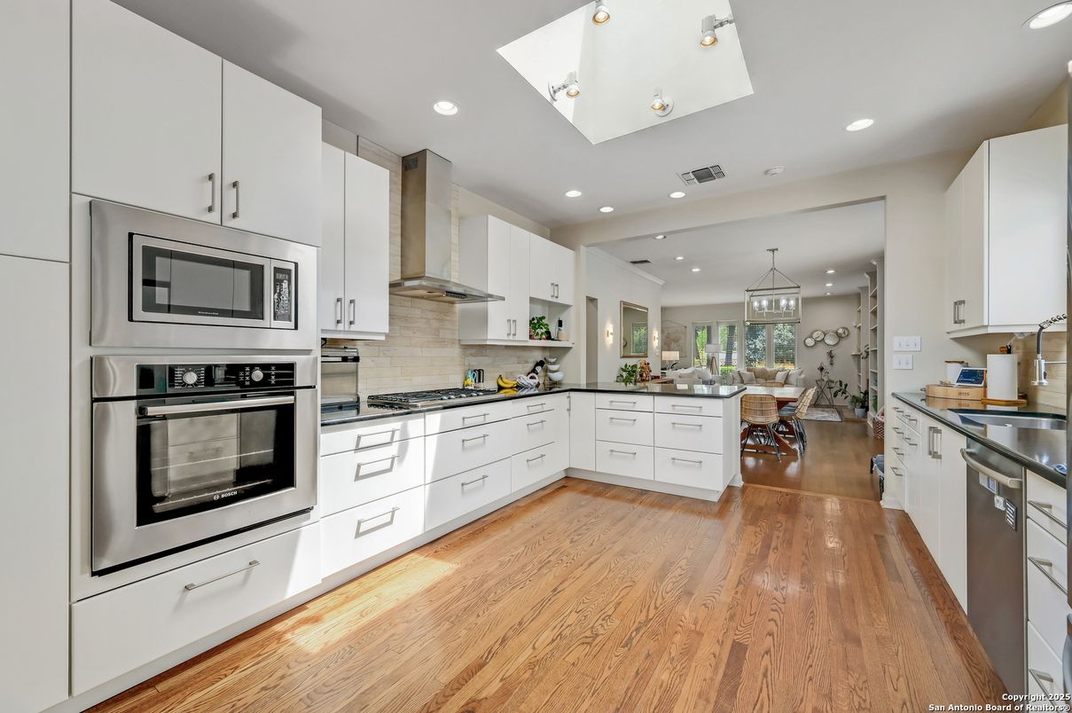 Chandelier, Dining room, Interior, Kitchen, Pendant Lights, Recessed Lighting, Stainless Steel Appliances, Wood Texture Flooring