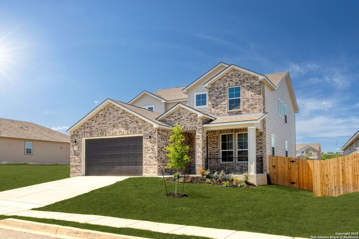 Attached, Exterior, Facade, Brick Traditional