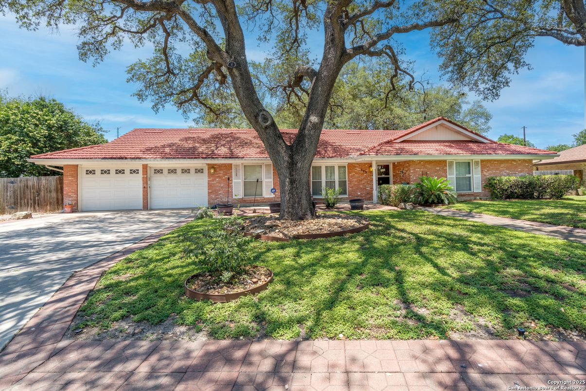 Attached, Exterior, Facade, Brick Facade, Ranch