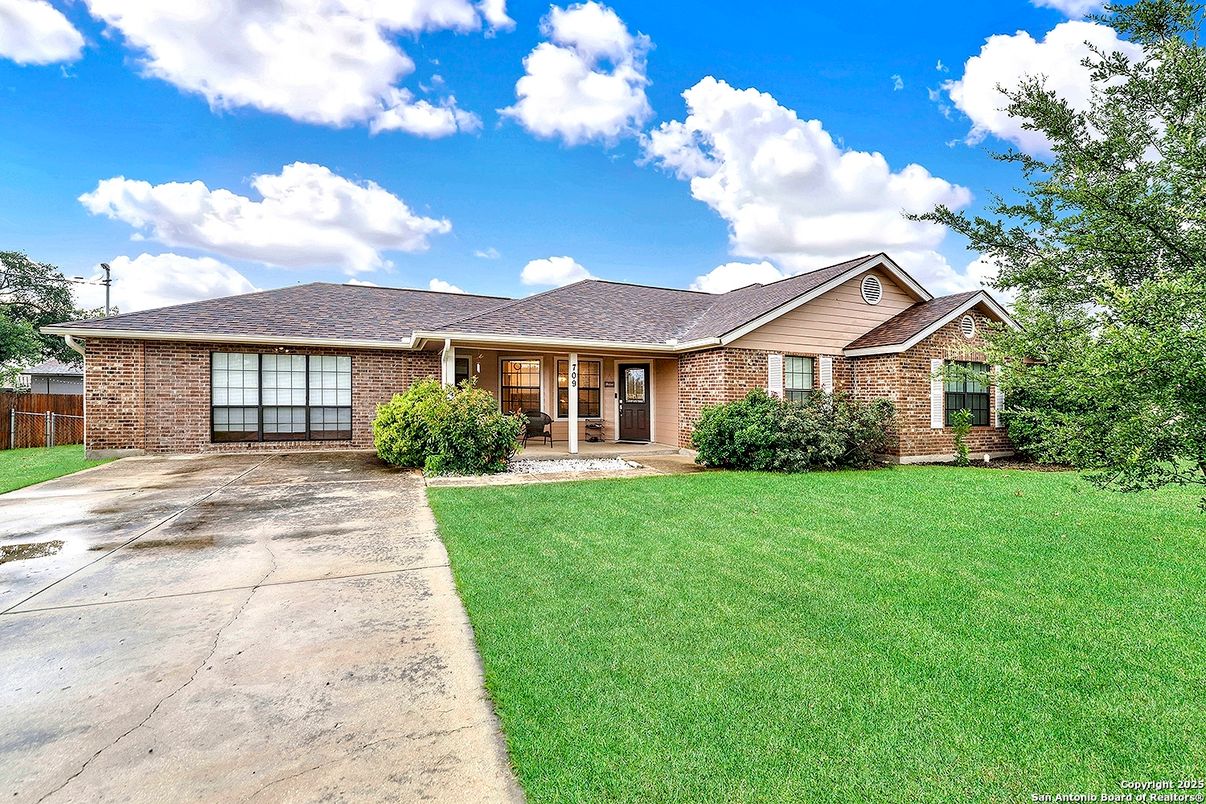 Exterior, Facade, Brick Facade, Ranch