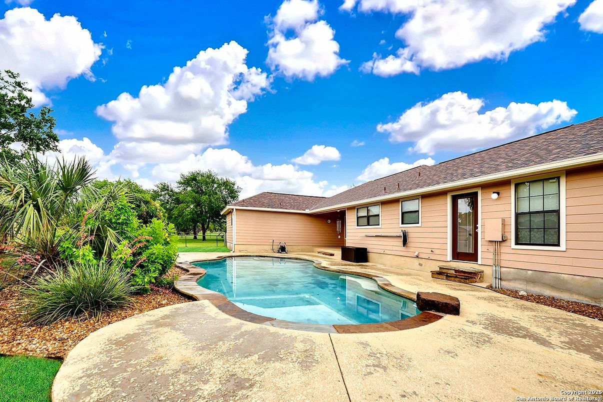 Exterior, Pool