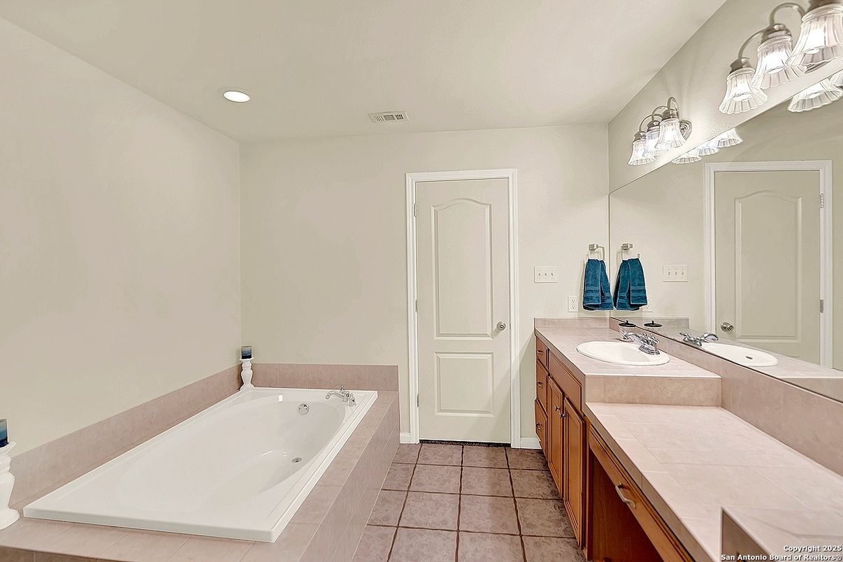 Bathroom, Dual Sink Vanities, Interior, Recessed Lighting