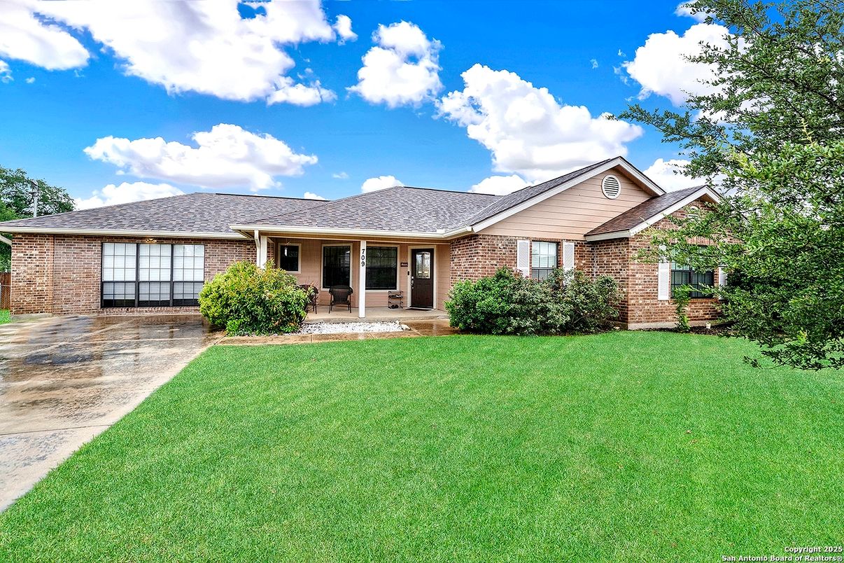 Exterior, Facade, Brick Facade, Ranch