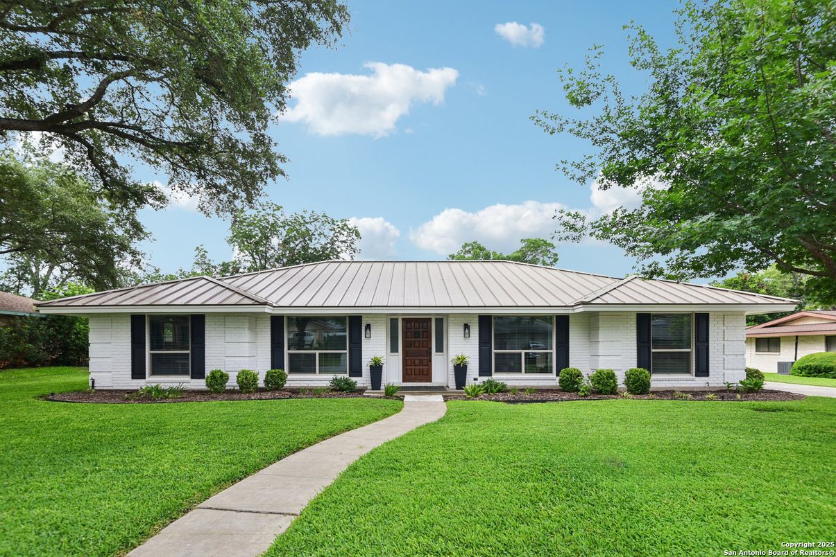 Exterior, Facade, Ranch