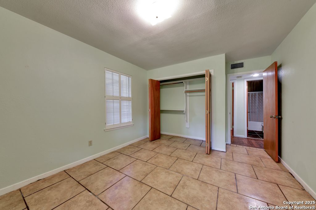 Empty room, Interior