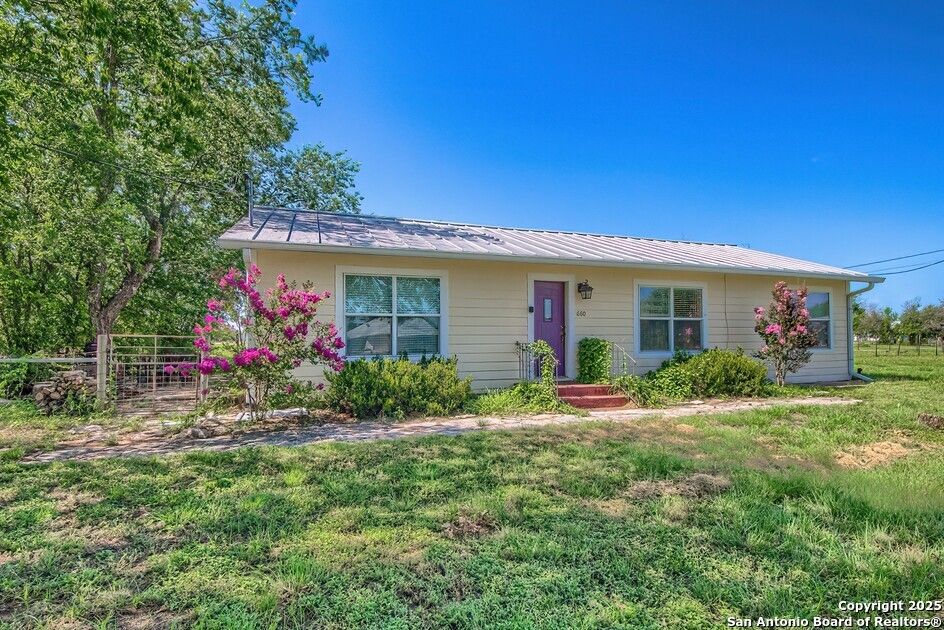 Exterior, Facade, Ranch