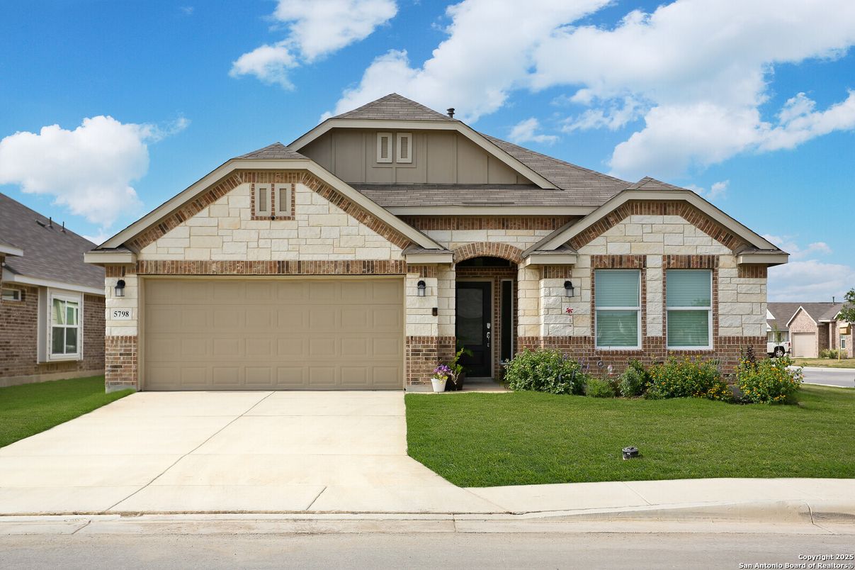 Attached, Exterior, Facade, Brick Traditional