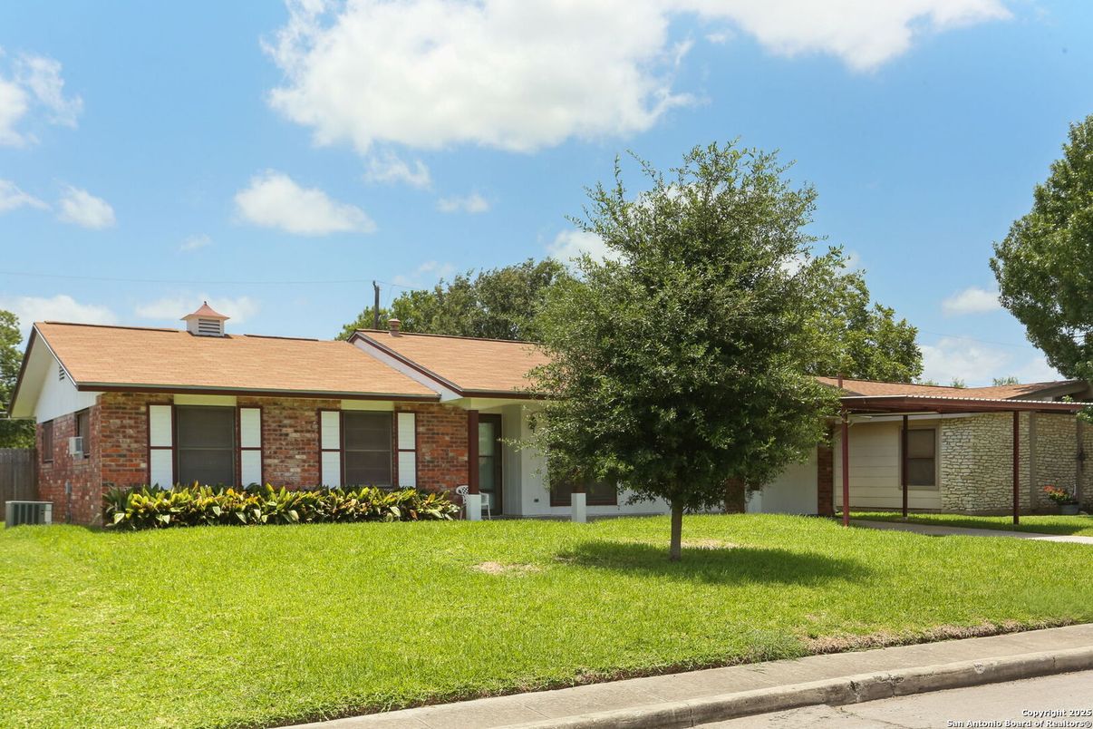Attached, Backyard, Exterior, Facade, Brick Facade, Ranch