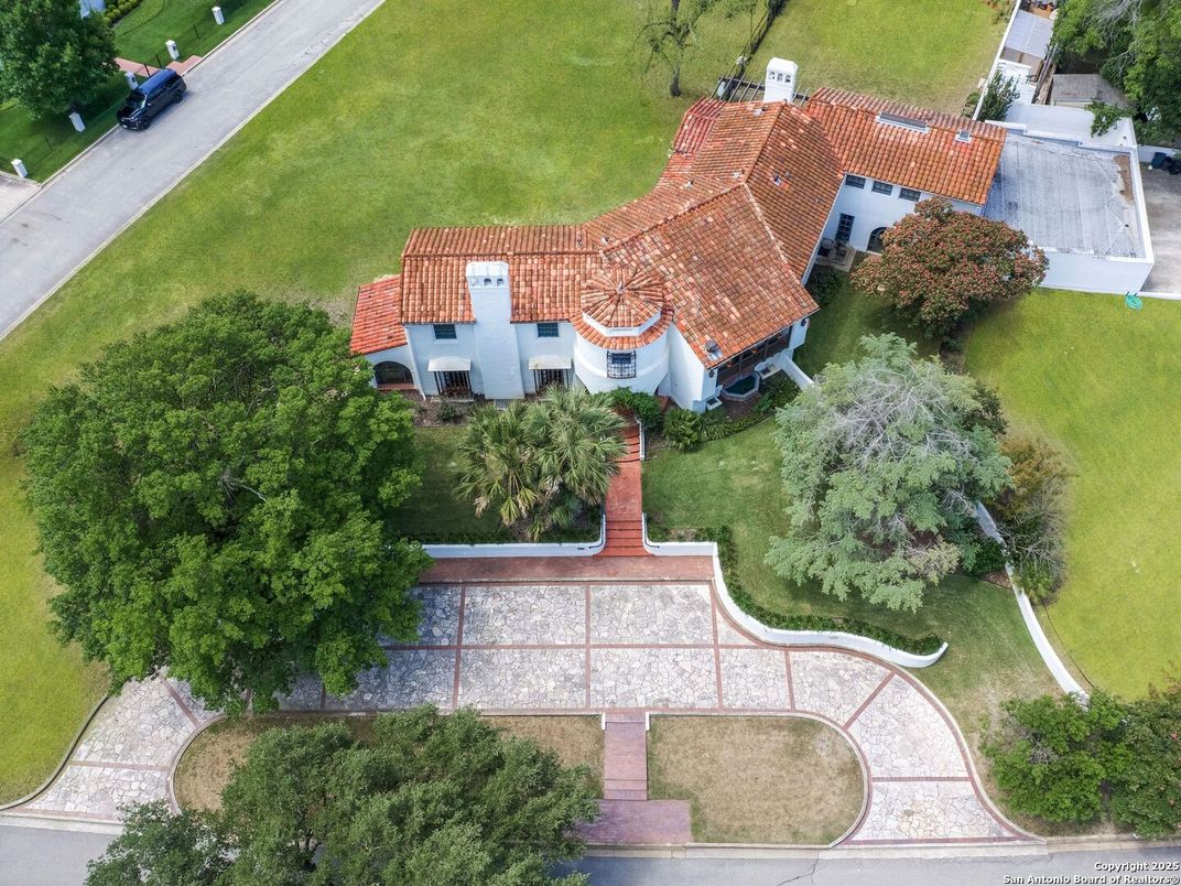 Exterior, Drone