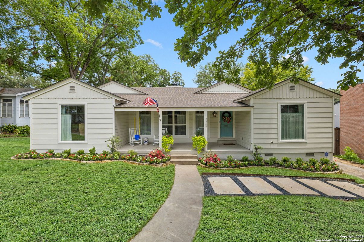 Exterior, Facade, Ranch