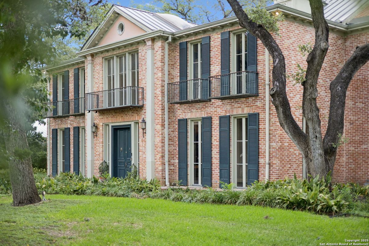 Exterior, Facade, Brick Facade, Georgian
