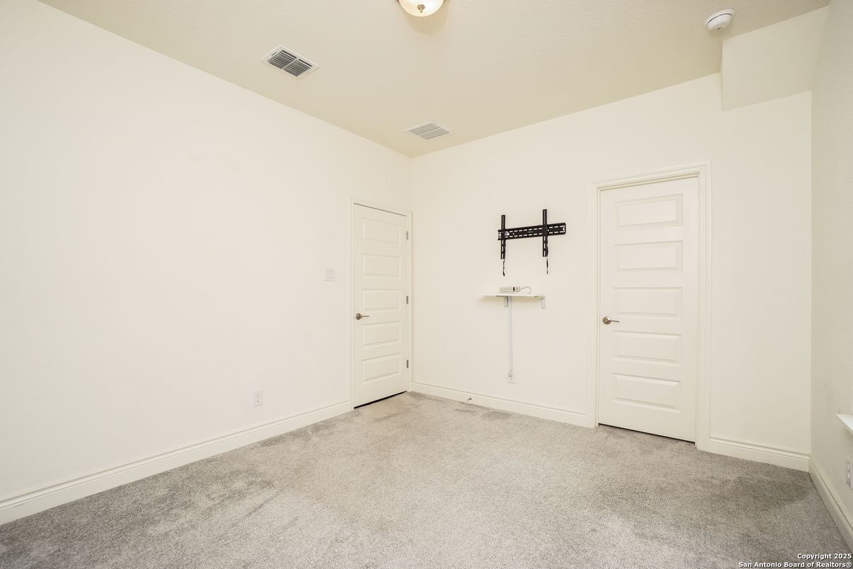 Empty room, Interior