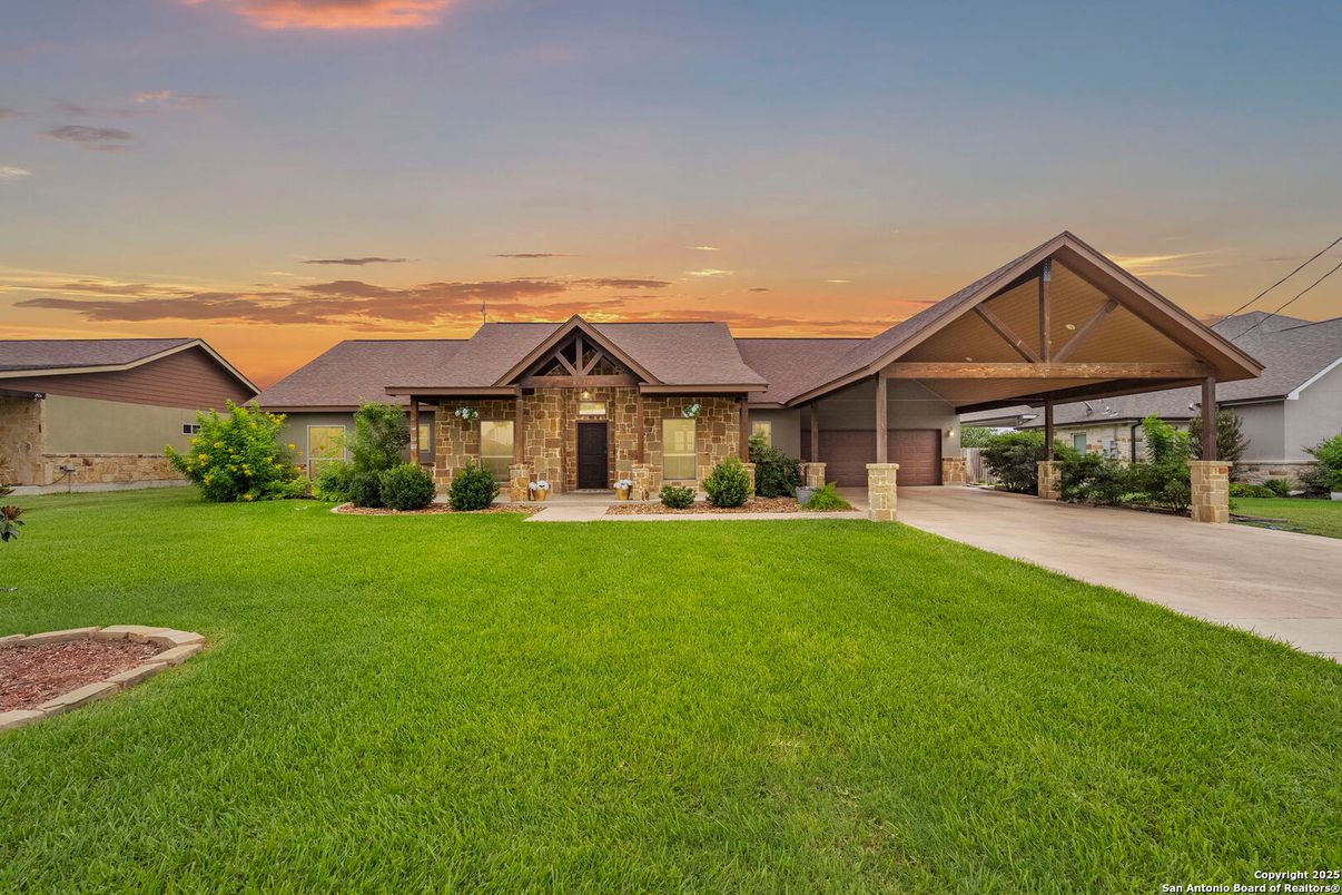 Backyard, Exterior, Facade, Ranch