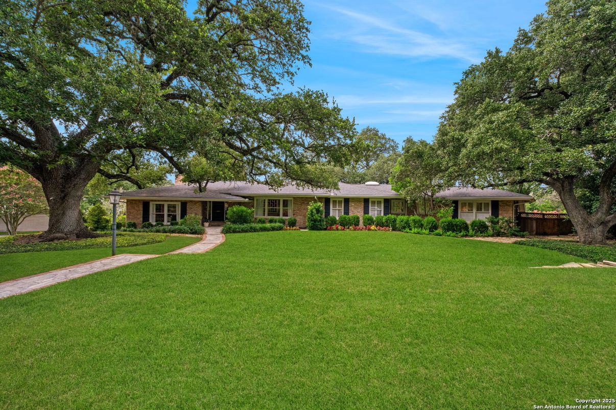Backyard, Exterior, Facade, Brick Facade, Ranch