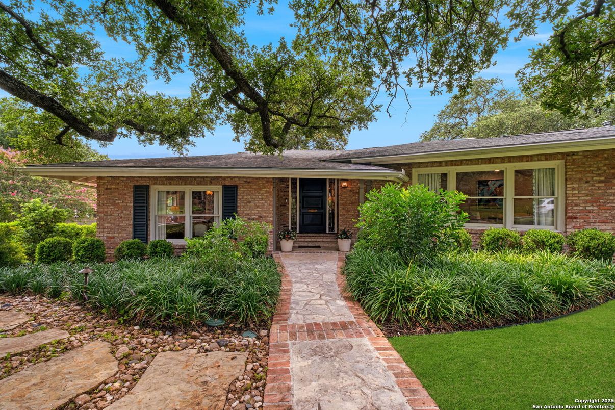 Exterior, Facade, Brick Facade, Ranch