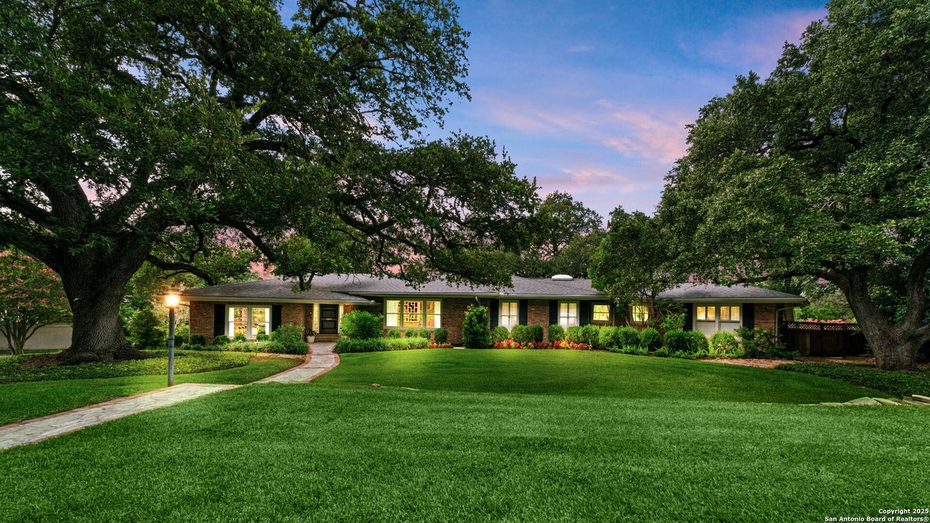 Backyard, Exterior, Facade, Brick Facade, Ranch