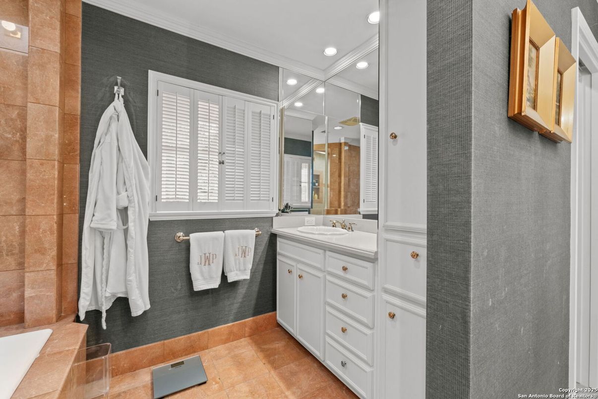 Bathroom, Interior, Recessed Lighting