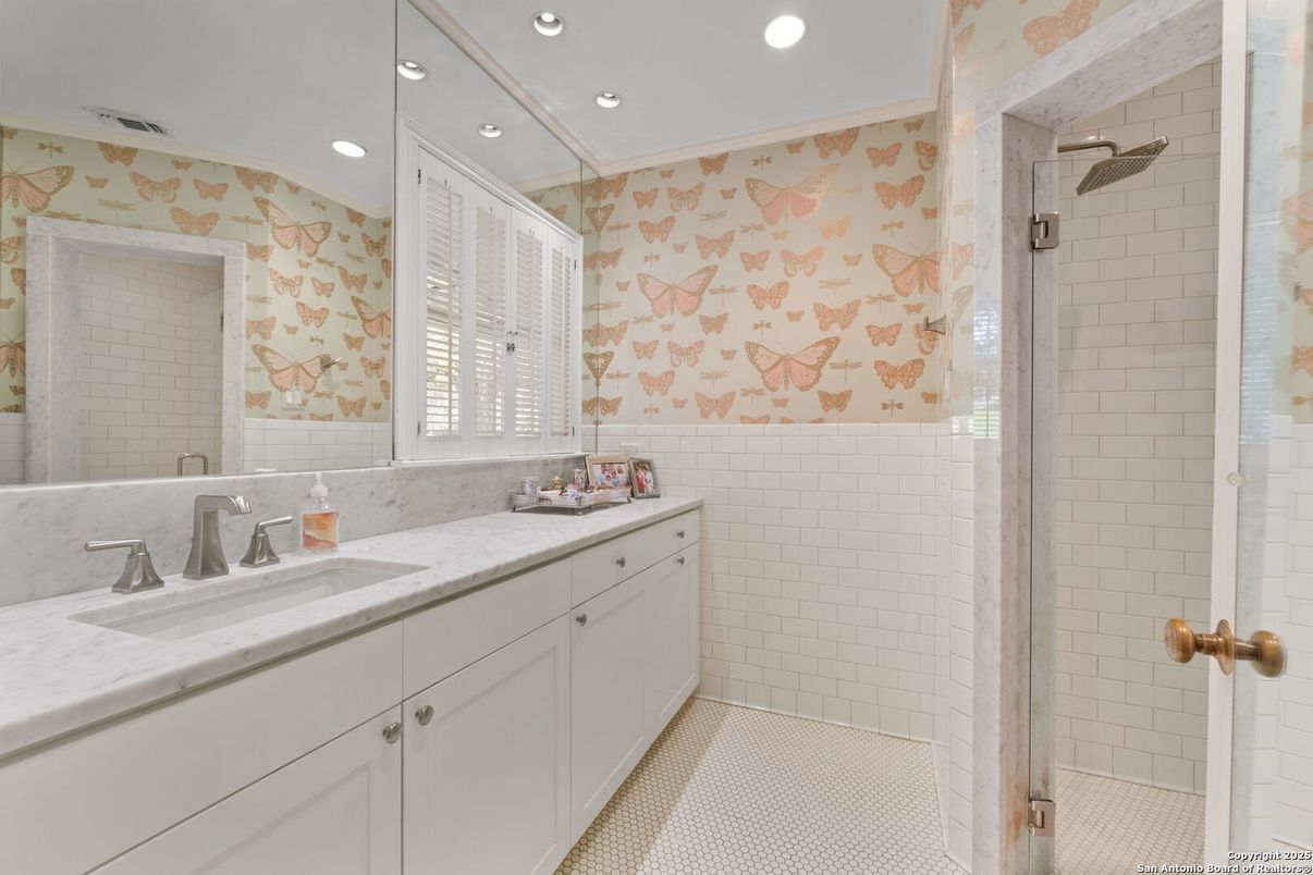 Bathroom, Dual Sink Vanities, Interior, Recessed Lighting