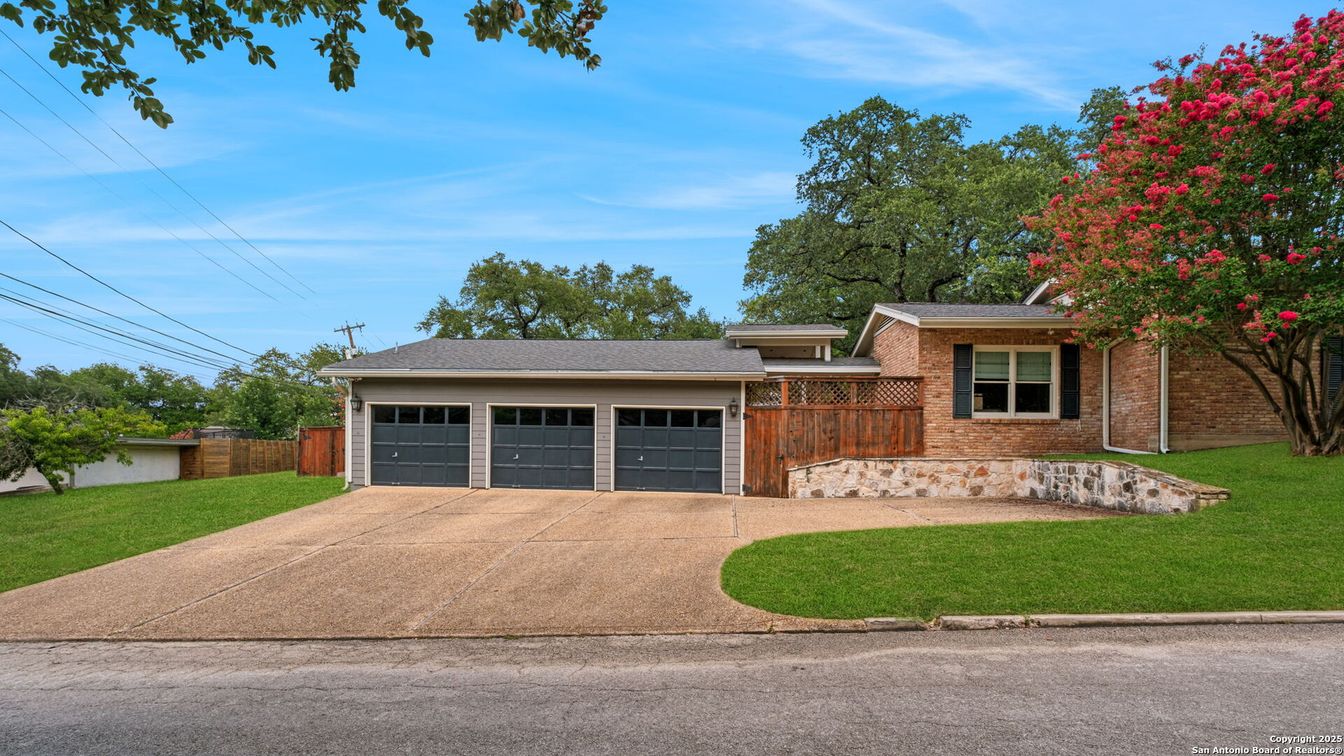 Attached, Exterior, Facade, Brick Facade, Ranch
